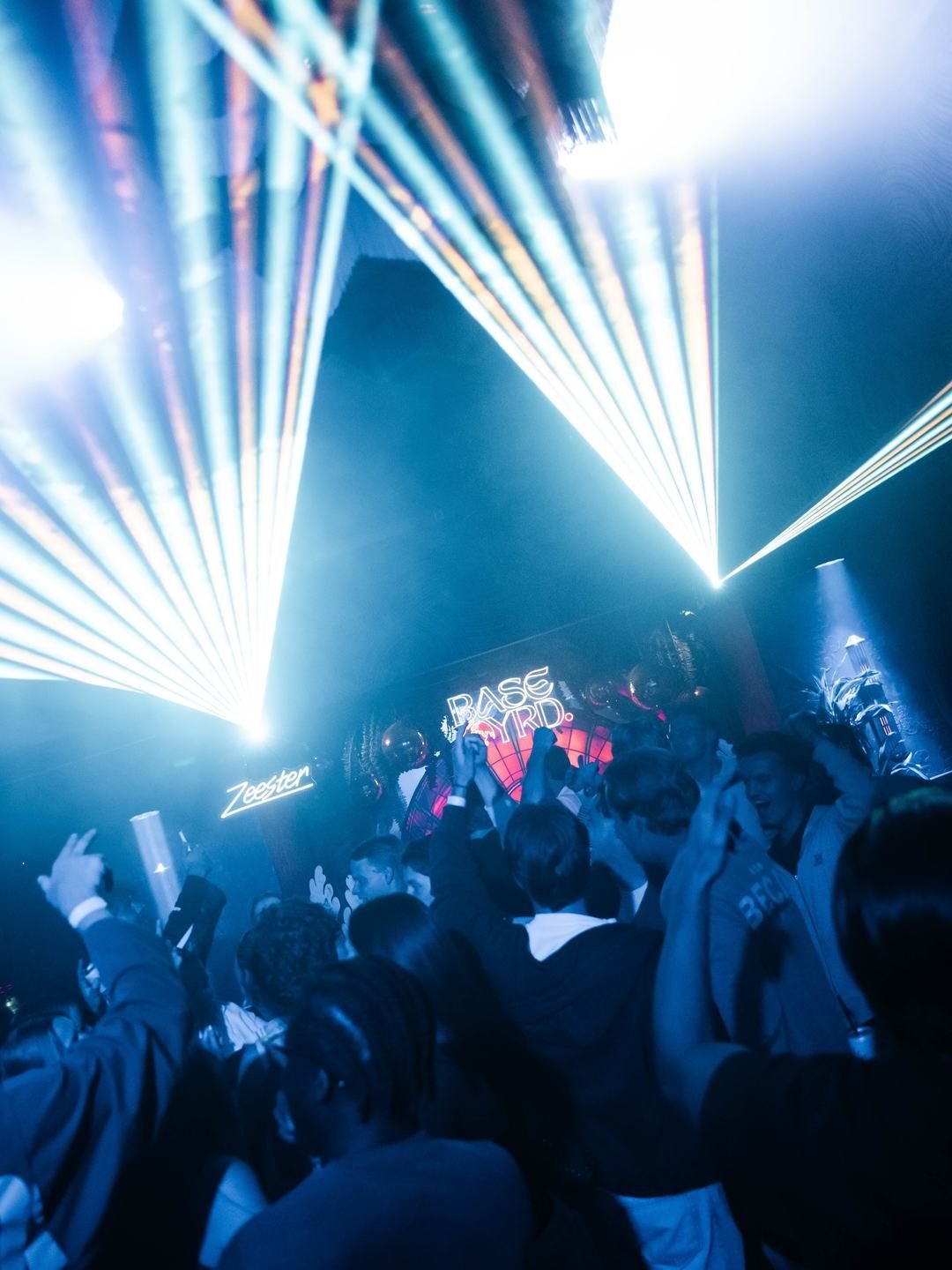 Lasers over a packed dance floor at BaseYRD x Zeester in LouLou, Eindhoven